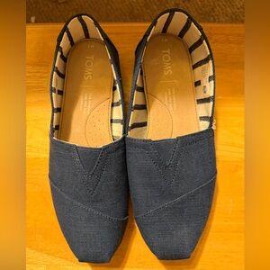 TOMS Men’s/Women’s Navy Canvas Slip-On Loafers Men Size 7 Women Size 9 NWOT